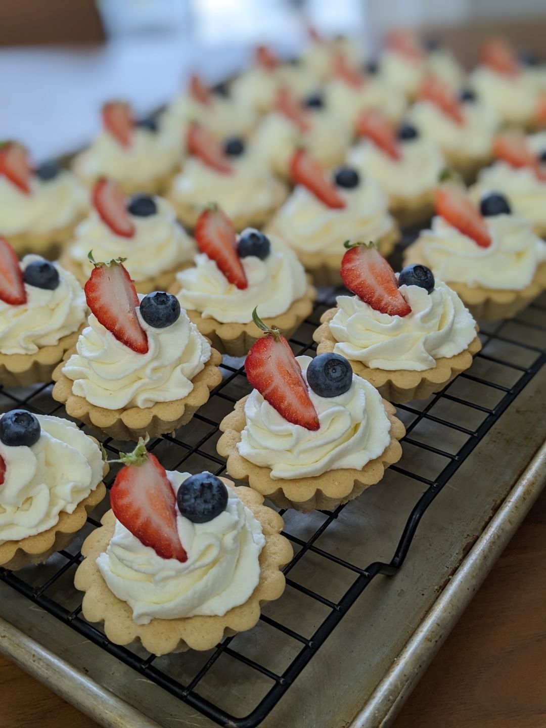 KORZINKI {MINI BERRIES N CREAM TARTS}
