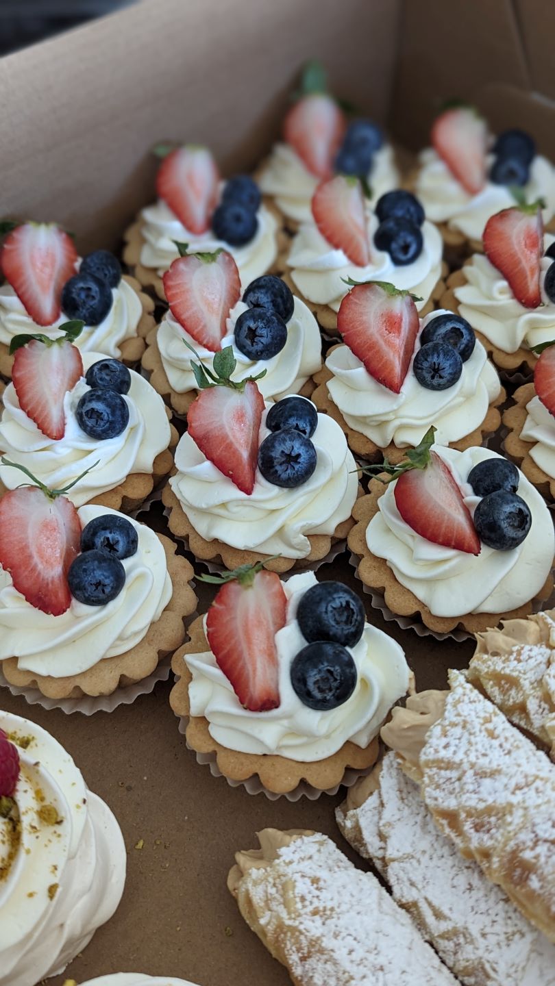 KORZINKI {MINI BERRIES N CREAM TARTS}