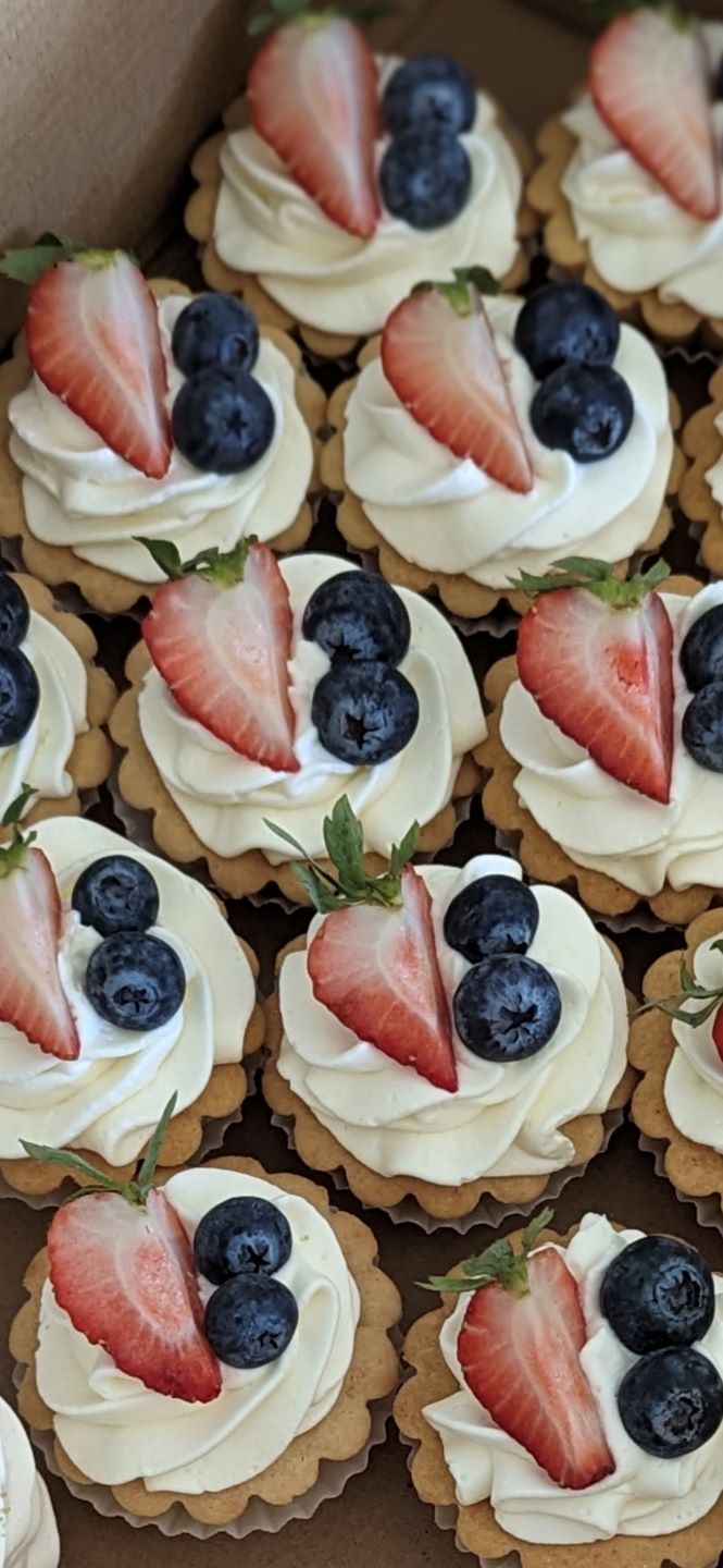 KORZINKI {MINI BERRIES N CREAM TARTS}